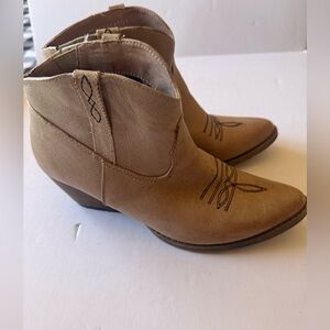 Very Volatile Women’s Short Ankle Cowboy Western Boots Size 7.5 Size 7 1/2